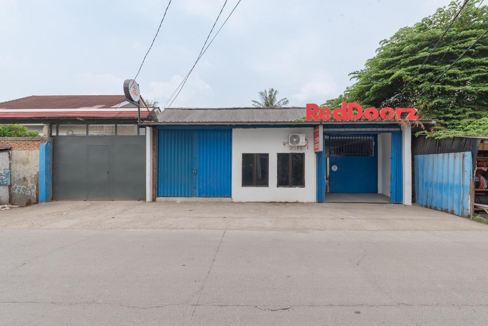 Reddoorz At Jalan Otista Karawang Otel Dış mekan fotoğraf