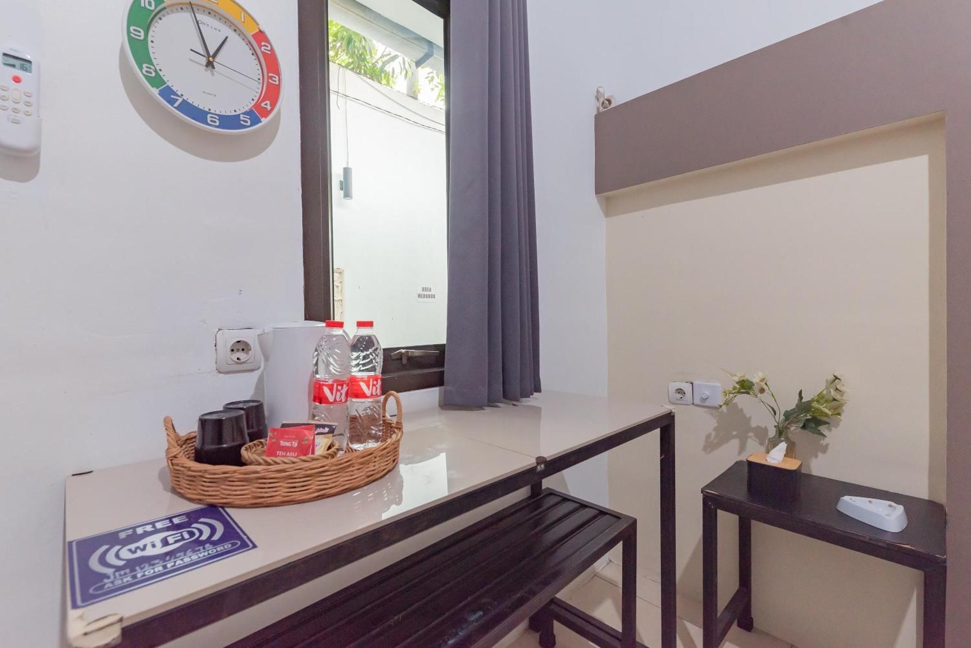 Reddoorz At Jalan Otista Karawang Otel Dış mekan fotoğraf